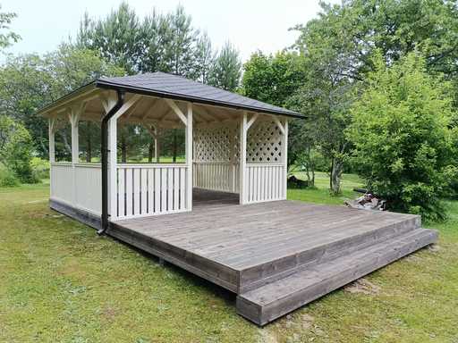 4x4,5 m Hvidt Træpavillon — Elegant Havepavillon med Terrasse og Smukt Design