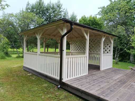 4x4,5 m Hvidt Træpavillon — Elegant Havepavillon med Terrasse og Smukt Design