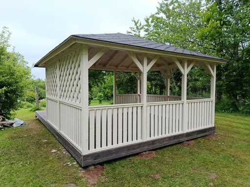 4x4,5 m Hvidt Træpavillon — Elegant Havepavillon med Terrasse og Smukt Design
