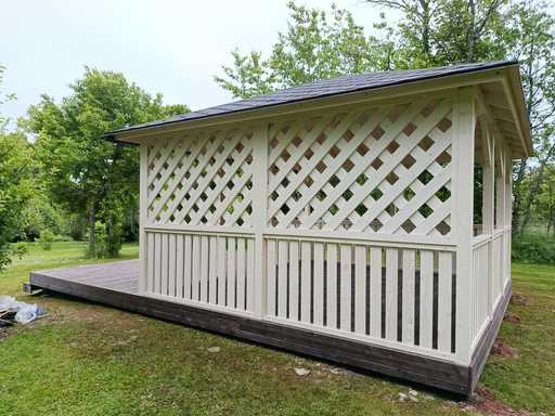 4x4,5 m Hvidt Træpavillon — Elegant Havepavillon med Terrasse og Smukt Design