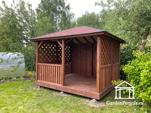 3x3,5 m Brun Træpavillon — Hyggelig Havepavillon med Gulv, Lukket Bagvæg og Dekorative Gitter Sider
