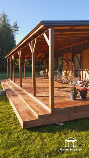 Hus-tilknyttet naturlig træveranda med rummelig overdækket terrasse - garden gazebo pergola