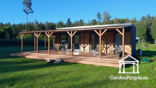 Hus-tilknyttet naturlig træveranda med rummelig overdækket terrasse