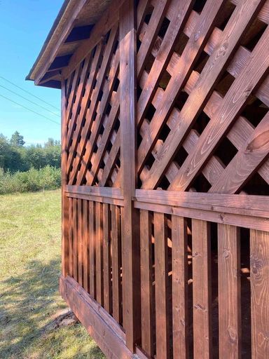 Sådan frisker du en træpavillon op efter det første år i haven