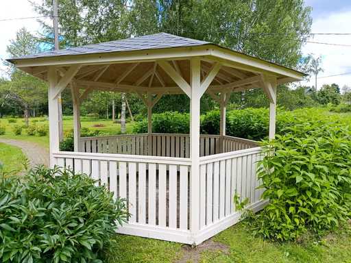 Seks-sidet træpavillon — hyggelig havepavillon med gulv og overdækket tag