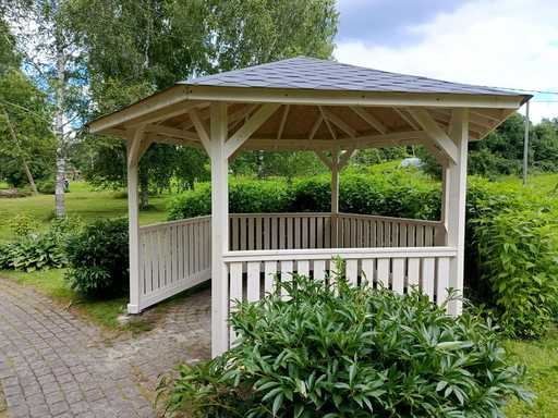 Seks-sidet træpavillon — hyggelig havepavillon med gulv og overdækket tag