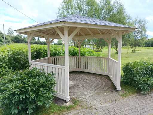 Seks-sidet træpavillon — hyggelig havepavillon med gulv og overdækket tag