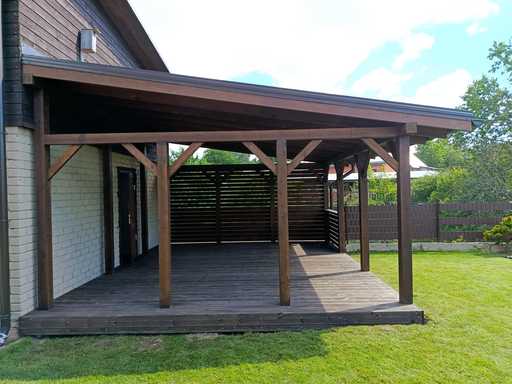 Mørkebrun Træveranda Tilknyttet Hus med Overdækket Tag – 4,8×6 m