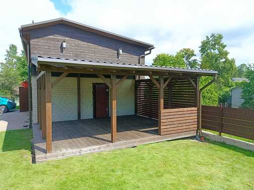 Mørkebrun Træveranda Tilknyttet Hus med Overdækket Tag – 4,8×6 m