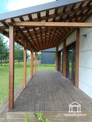 Naturlig 2,4 x 9 m træveranda uden terrasse